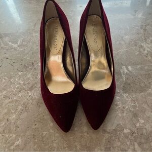 Avery & sage  Deep Red Velvet Heels